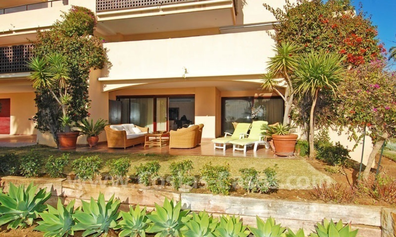 Apartamento de lujo a pie de playa en venta, Nueva Milla de Oro entre Puerto Banús - Marbella y el centro de Estepona 2