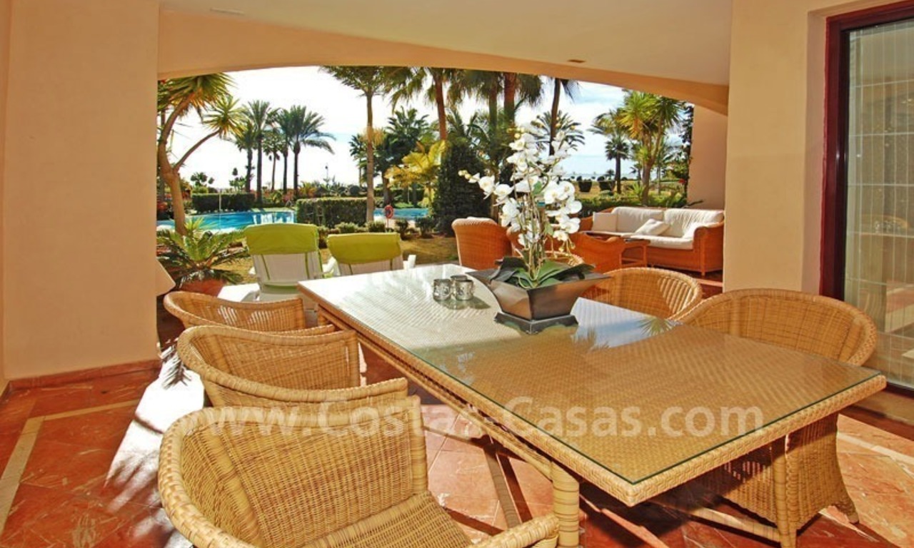 Apartamento de lujo a pie de playa en venta, Nueva Milla de Oro entre Puerto Banús - Marbella y el centro de Estepona 4
