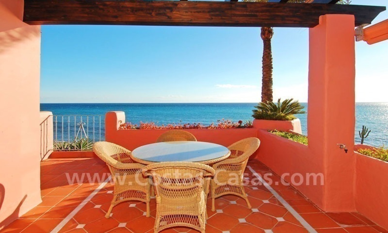 Lujoso ático en esquina, primera línea de playa en venta, complejo de frente a la playa, Nueva Milla de Oro, Marbella - Estepona 8