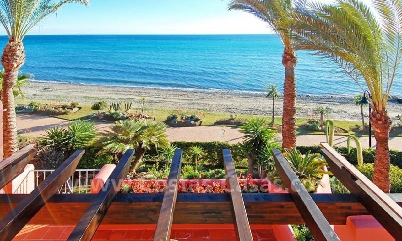 Lujoso ático en esquina, primera línea de playa en venta, complejo de frente a la playa, Nueva Milla de Oro, Marbella - Estepona 7