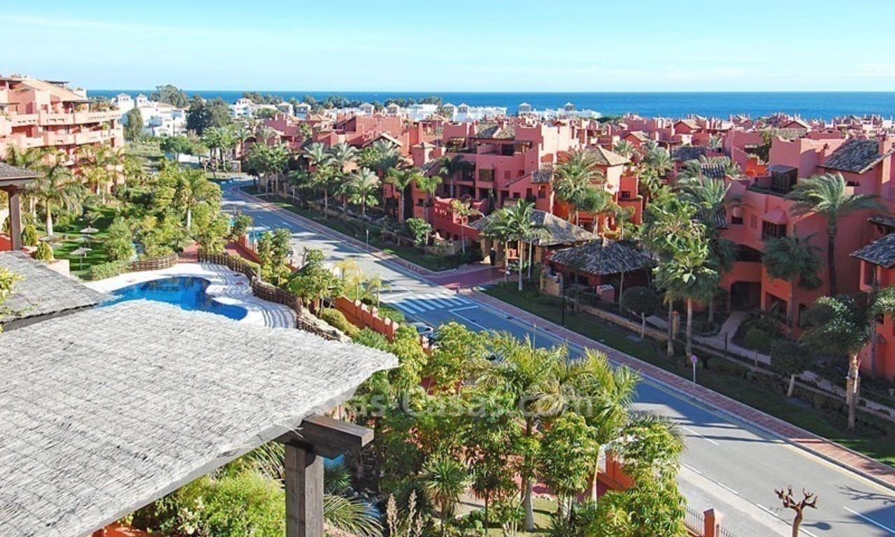 Ático junto a la playa en venta, complejo en segunda línea de playa, Nueva Milla de Oro, Marbella - Estepona 14