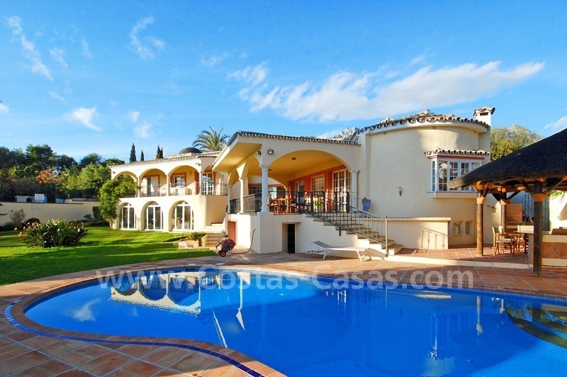 Villa de estilo andaluz a la venta en la Milla de Oro en Marbella
