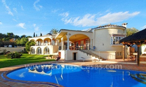 Villa de estilo andaluz a la venta en la Milla de Oro en Marbella 