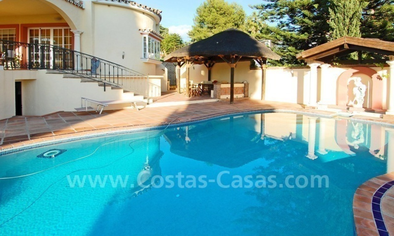 Villa de estilo andaluz a la venta en la Milla de Oro en Marbella 1