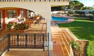 Villa de estilo andaluz a la venta en la Milla de Oro en Marbella 4