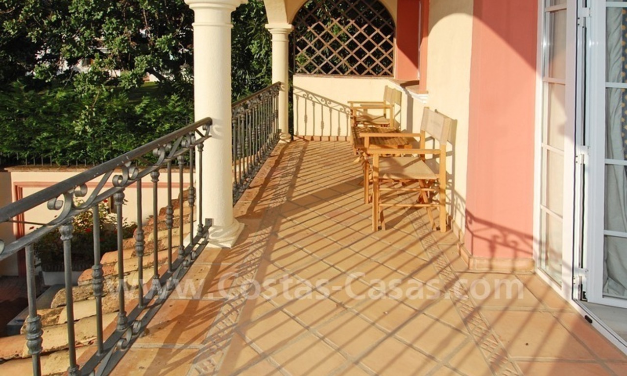 Villa de estilo andaluz a la venta en la Milla de Oro en Marbella 8