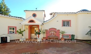 Villa de estilo andaluz a la venta en la Milla de Oro en Marbella 9