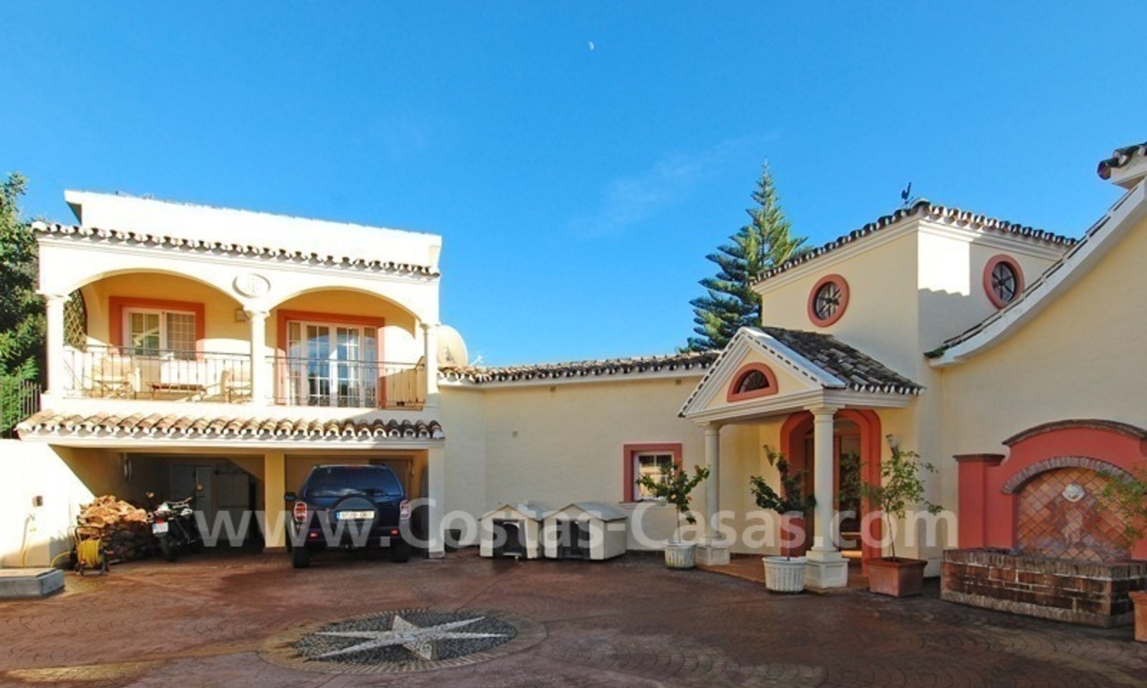 Villa de estilo andaluz a la venta en la Milla de Oro en Marbella 10