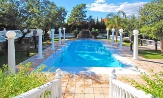 Villa de estilo rústico a la venta en Marbella este 4
