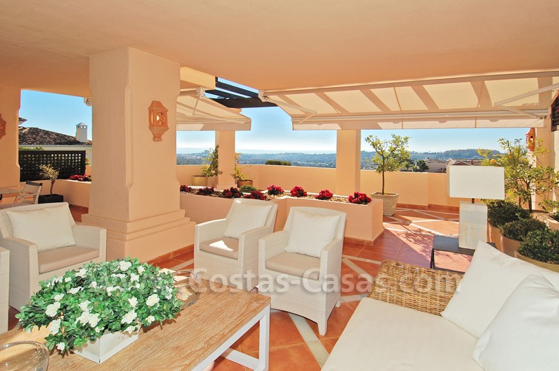 Amplio apartamento bajo elevado de lujo a la venta en Nueva Andalucía – Marbella