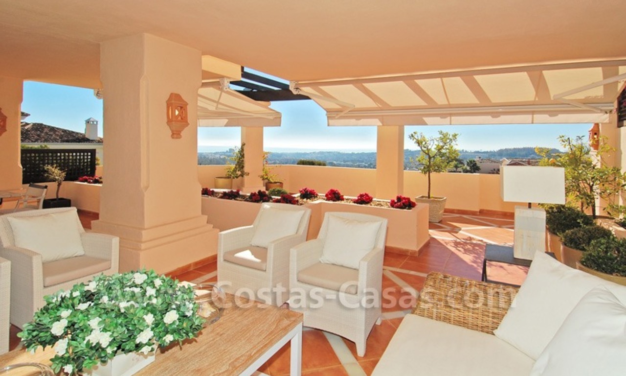 Amplio apartamento bajo elevado de lujo a la venta en Nueva Andalucía – Marbella 0