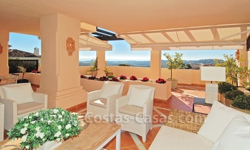 Amplio apartamento bajo elevado de lujo a la venta en Nueva Andalucía – Marbella 