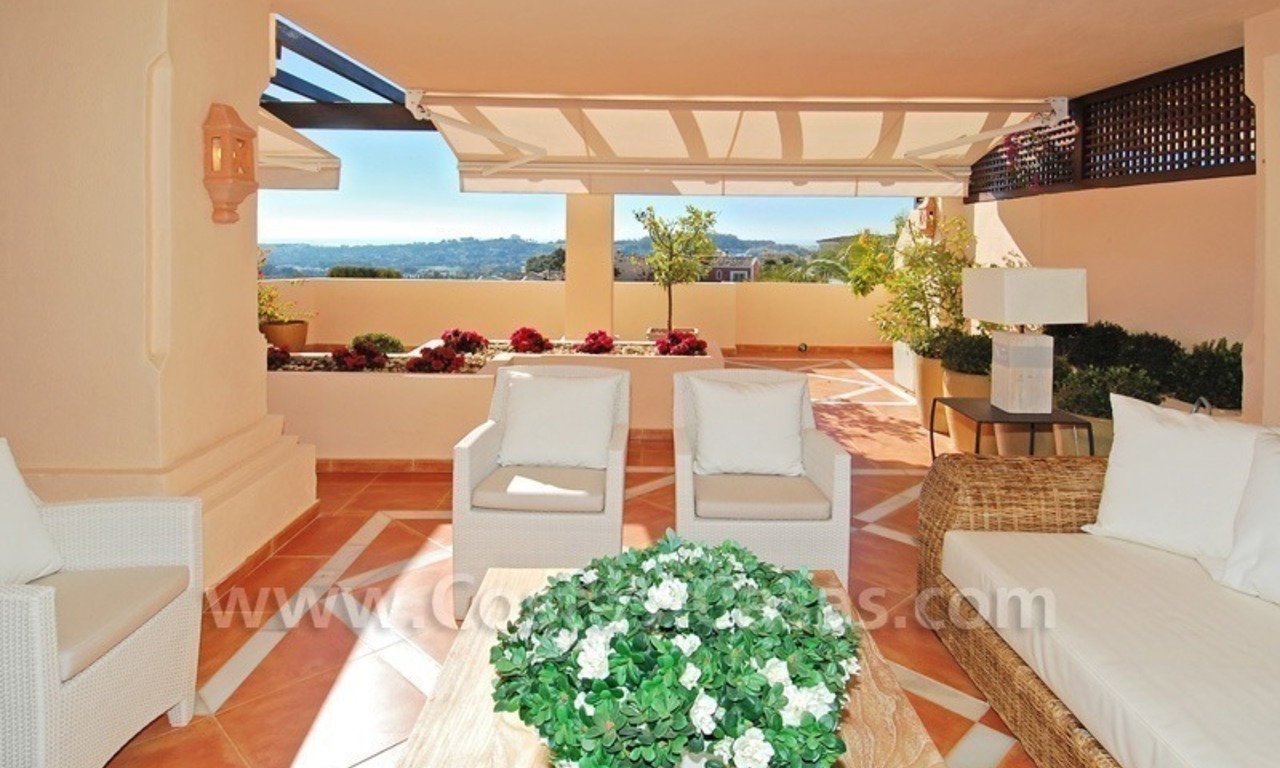 Amplio apartamento bajo elevado de lujo a la venta en Nueva Andalucía – Marbella 1