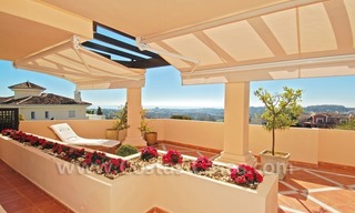 Amplio apartamento bajo elevado de lujo a la venta en Nueva Andalucía – Marbella 4