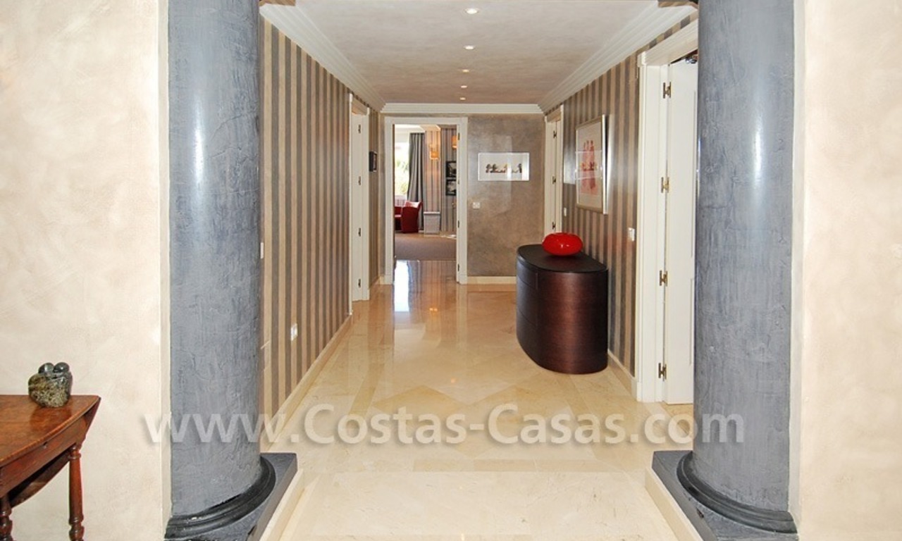 Amplio apartamento bajo elevado de lujo a la venta en Nueva Andalucía – Marbella 9