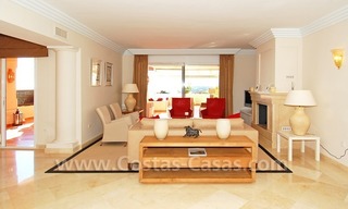 Amplio apartamento bajo elevado de lujo a la venta en Nueva Andalucía – Marbella 10