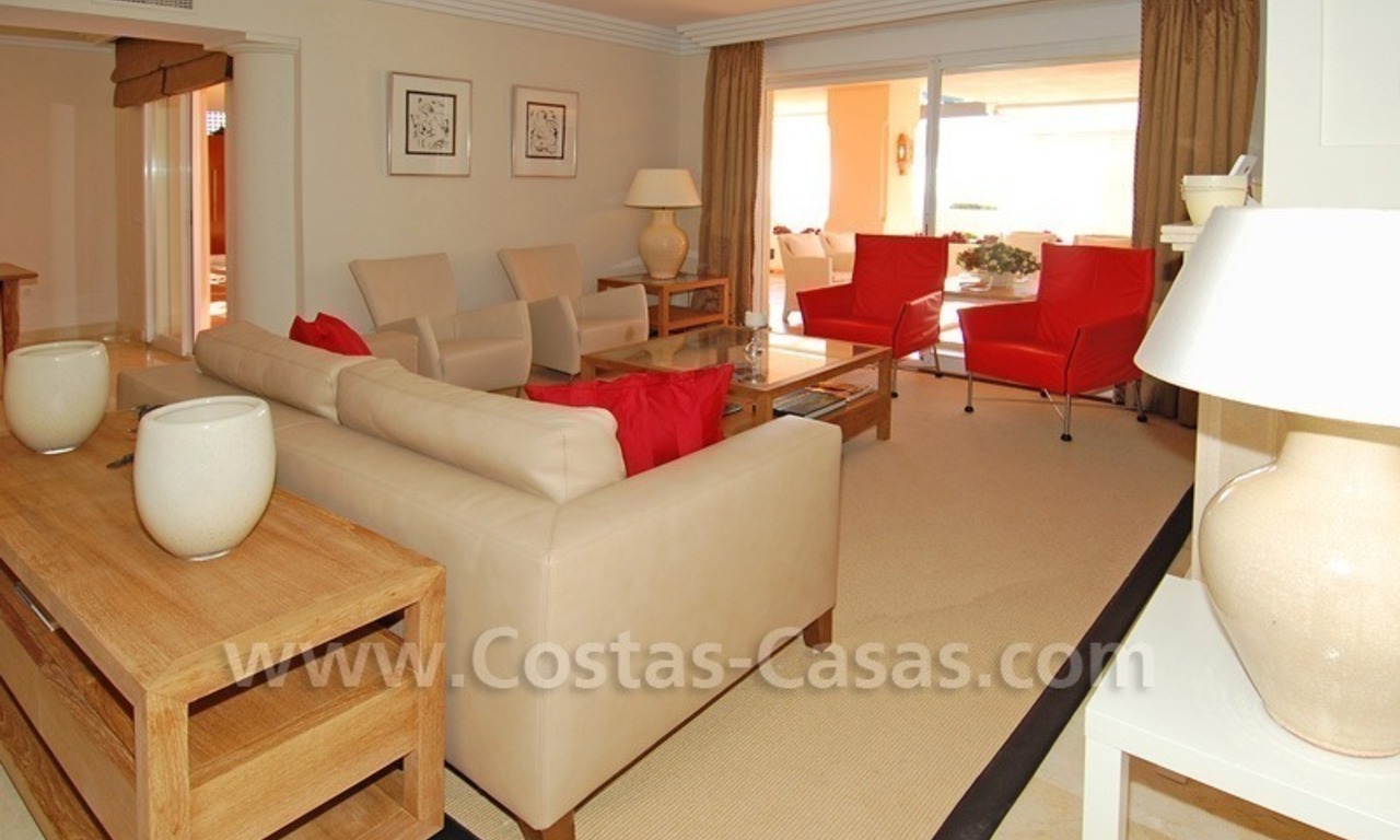 Amplio apartamento bajo elevado de lujo a la venta en Nueva Andalucía – Marbella 13