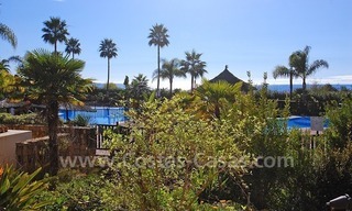 Apartamento de lujo en planta baja a la venta en complejo frontal al mar, Nueva Milla de Oro, Marbella – Estepona 11