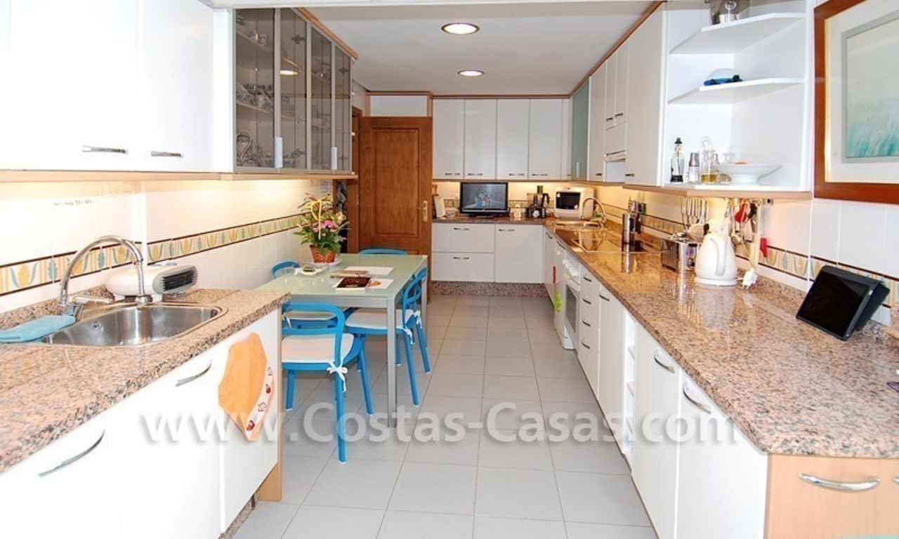 Apartamento en la playa de lujo a la venta, complejo situado frontal al mar en la Nueva Milla de Oro, Marbella - Estepona 5
