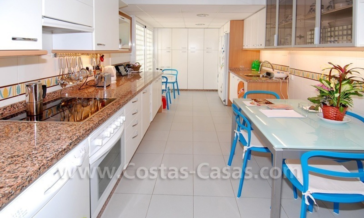 Apartamento en la playa de lujo a la venta, complejo situado frontal al mar en la Nueva Milla de Oro, Marbella - Estepona 6