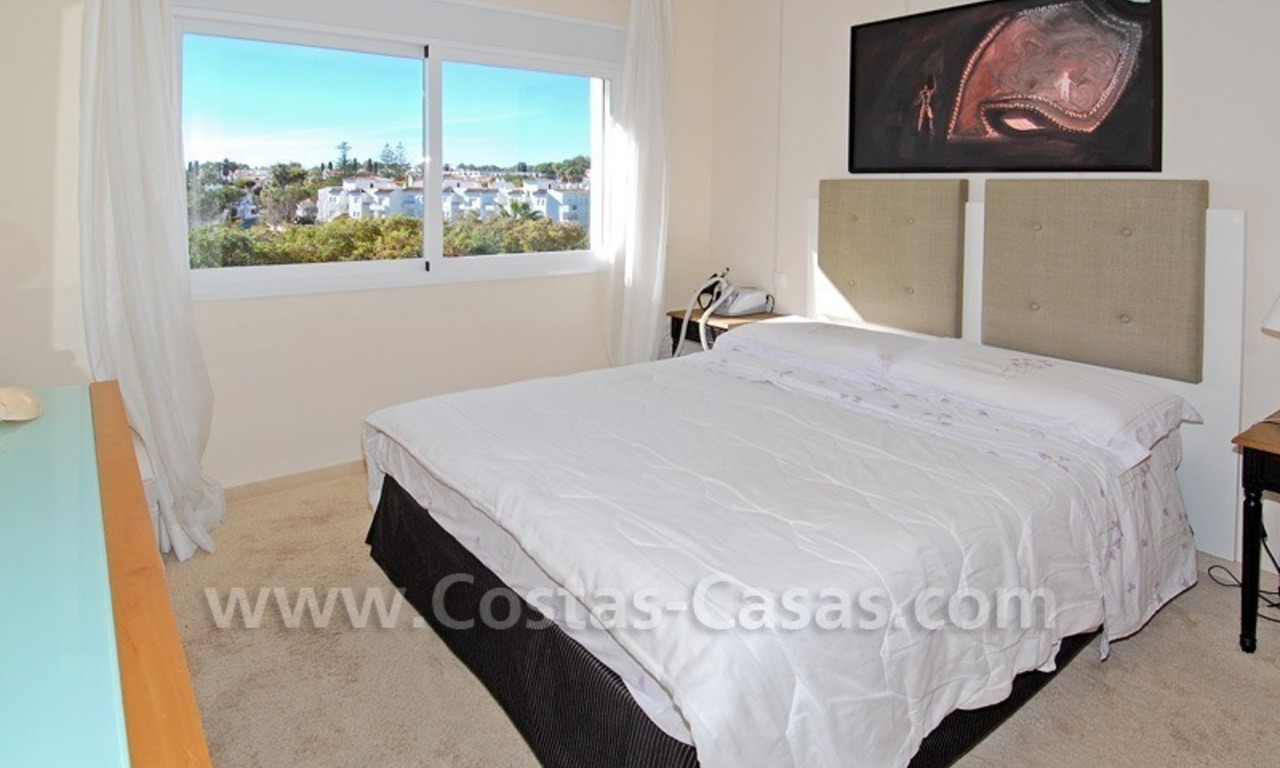 Apartamento en la playa de lujo a la venta, complejo situado frontal al mar en la Nueva Milla de Oro, Marbella - Estepona 8