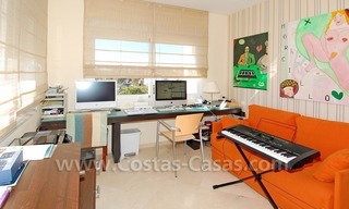 Apartamento en la playa de lujo a la venta, complejo situado frontal al mar en la Nueva Milla de Oro, Marbella - Estepona 10