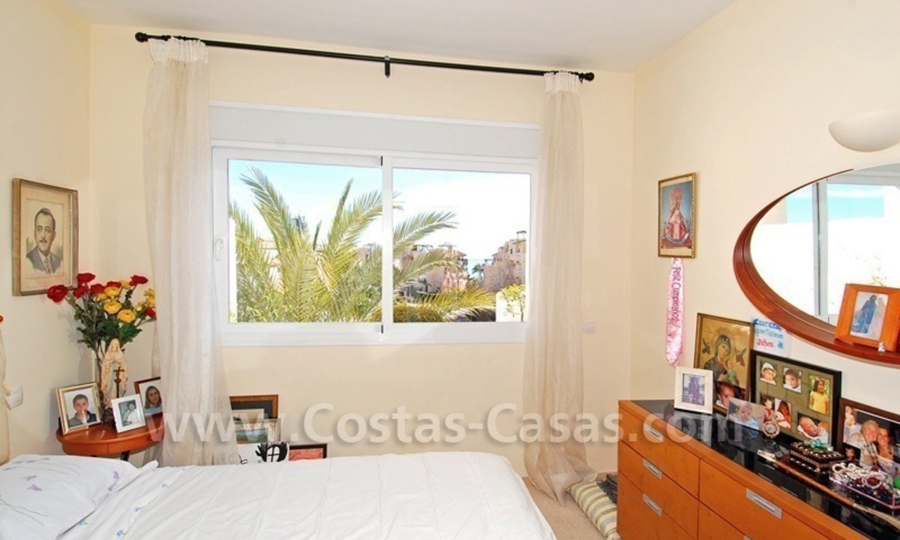 Apartamento en la playa de lujo a la venta, complejo situado frontal al mar en la Nueva Milla de Oro, Marbella - Estepona 11