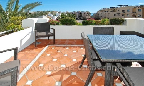 Apartamento en la playa de lujo a la venta, complejo situado frontal al mar en la Nueva Milla de Oro, Marbella - Estepona 