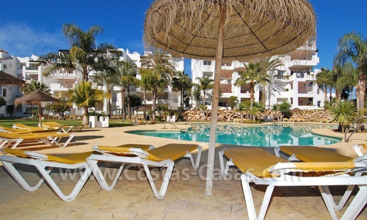 Apartamento en la playa de lujo a la venta, complejo situado frontal al mar en la Nueva Milla de Oro, Marbella - Estepona 17
