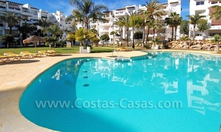 Apartamento en la playa de lujo a la venta, complejo situado frontal al mar en la Nueva Milla de Oro, Marbella - Estepona 18