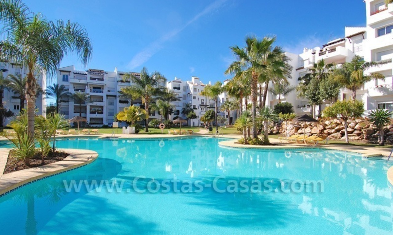 Apartamento en la playa de lujo a la venta, complejo situado frontal al mar en la Nueva Milla de Oro, Marbella - Estepona 19