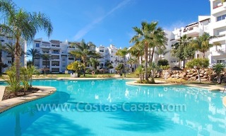 Apartamento en la playa de lujo a la venta, complejo situado frontal al mar en la Nueva Milla de Oro, Marbella - Estepona 19