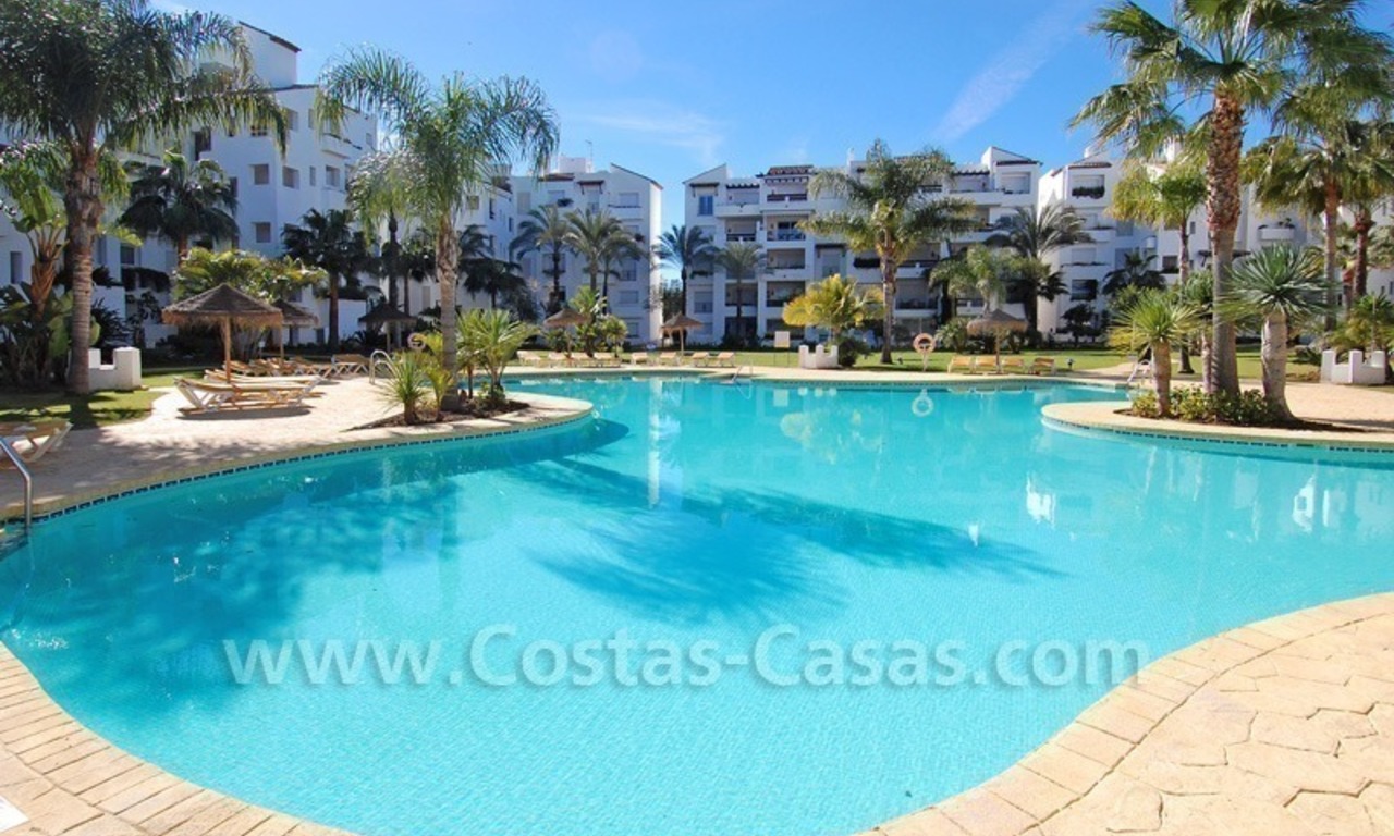 Apartamento en la playa de lujo a la venta, complejo situado frontal al mar en la Nueva Milla de Oro, Marbella - Estepona 20