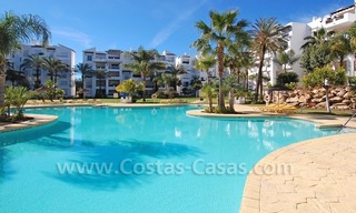 Apartamento en la playa de lujo a la venta, complejo situado frontal al mar en la Nueva Milla de Oro, Marbella - Estepona 21