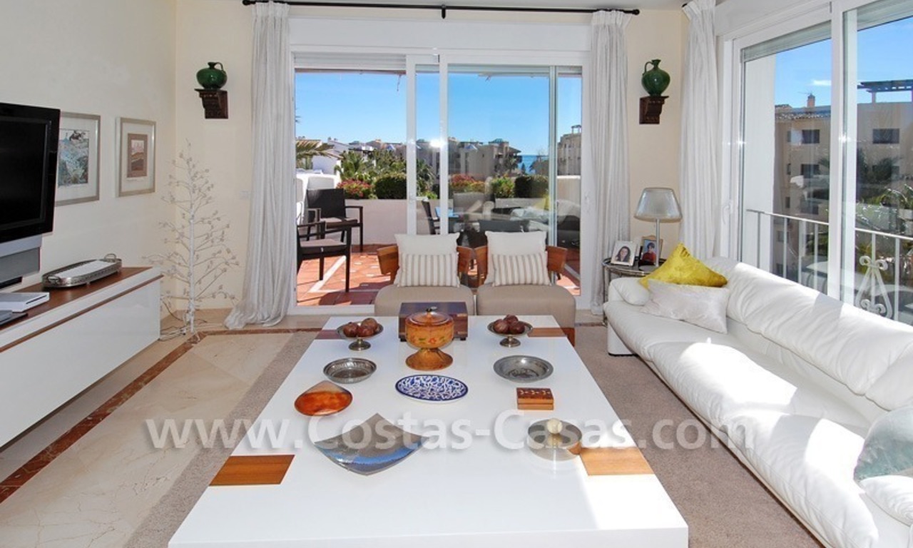 Apartamento en la playa de lujo a la venta, complejo situado frontal al mar en la Nueva Milla de Oro, Marbella - Estepona 1