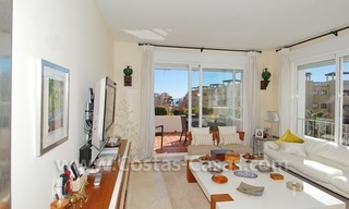Apartamento en la playa de lujo a la venta, complejo situado frontal al mar en la Nueva Milla de Oro, Marbella - Estepona 2