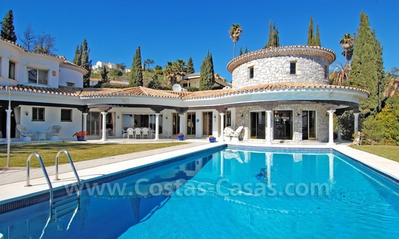 Villa de estilo andaluz situada en primera línea de golf a la venta en Estepona - Marbella 1