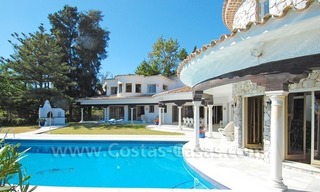 Villa de estilo andaluz situada en primera línea de golf a la venta en Estepona - Marbella 2