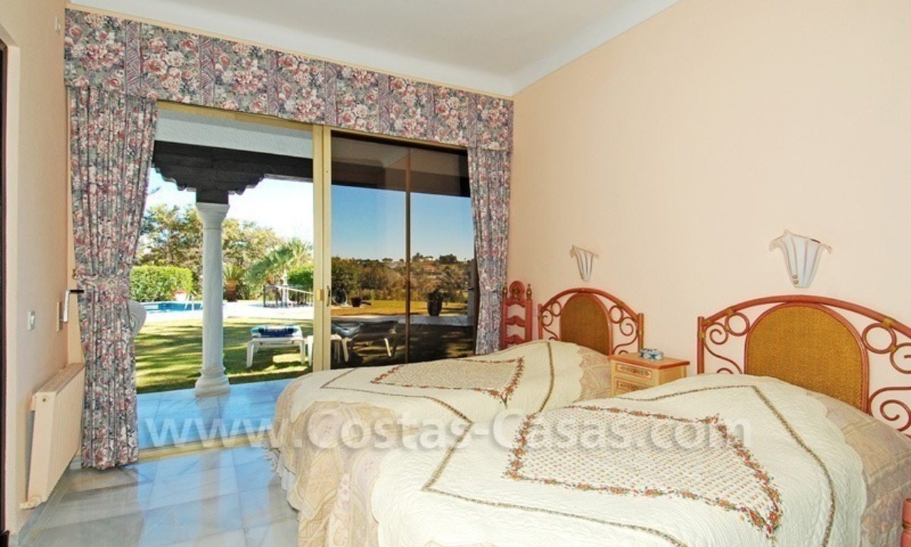 Villa de estilo andaluz situada en primera línea de golf a la venta en Estepona - Marbella 16