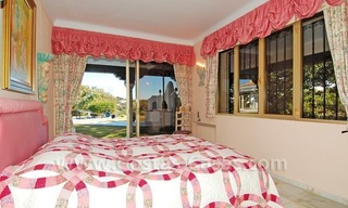 Villa de estilo andaluz situada en primera línea de golf a la venta en Estepona - Marbella 17