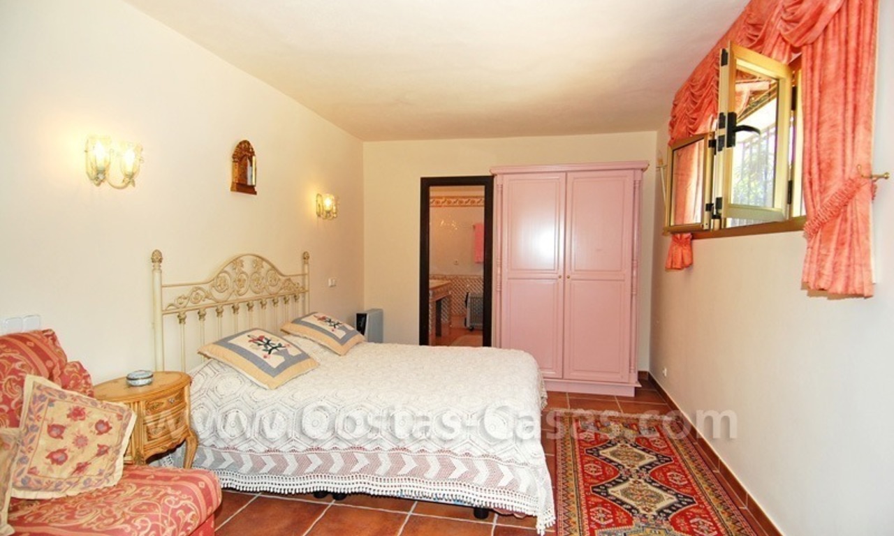 Villa de estilo andaluz situada en primera línea de golf a la venta en Estepona - Marbella 18