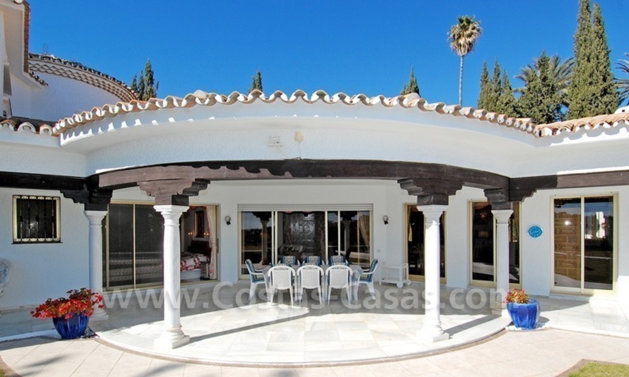Villa de estilo andaluz situada en primera línea de golf a la venta en Estepona - Marbella 3
