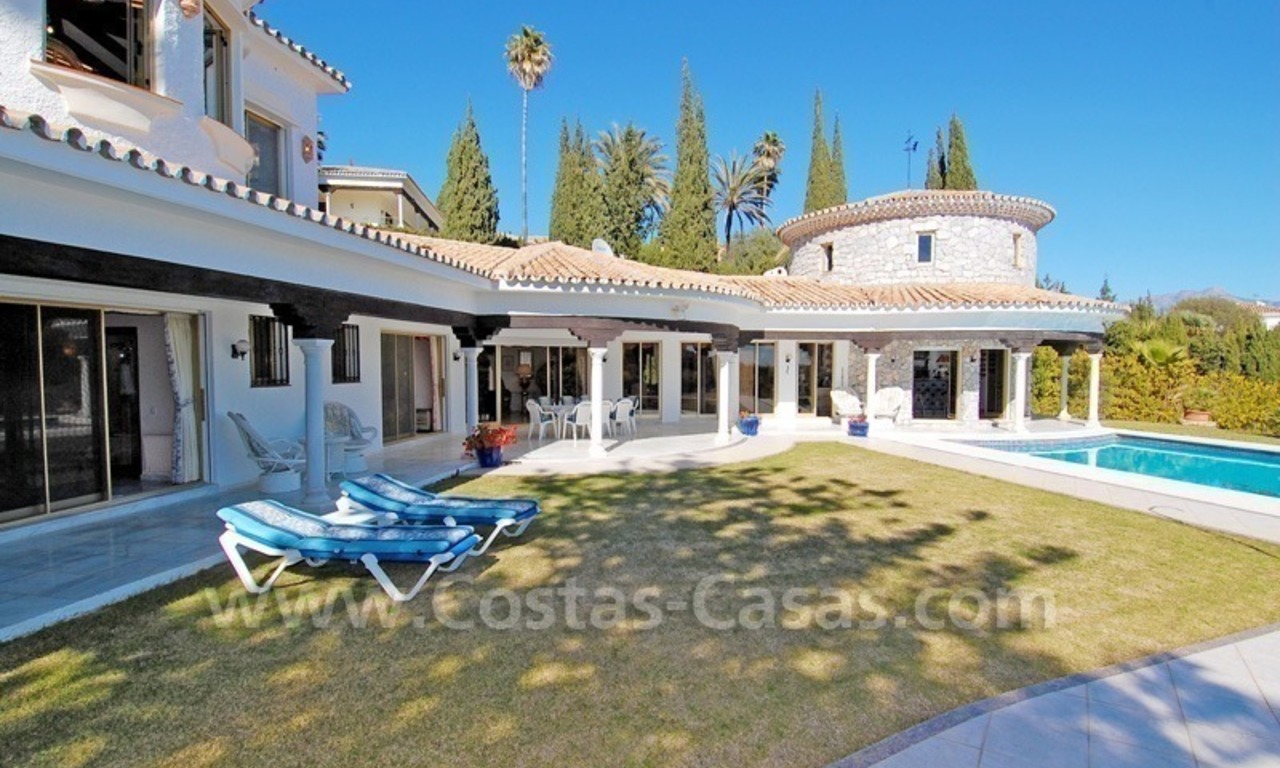 Villa de estilo andaluz situada en primera línea de golf a la venta en Estepona - Marbella 4