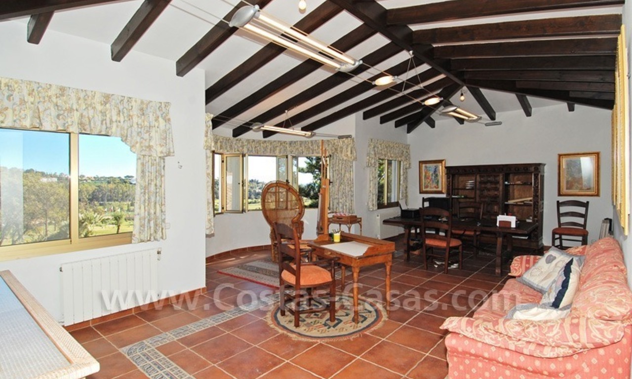Villa de estilo andaluz situada en primera línea de golf a la venta en Estepona - Marbella 22