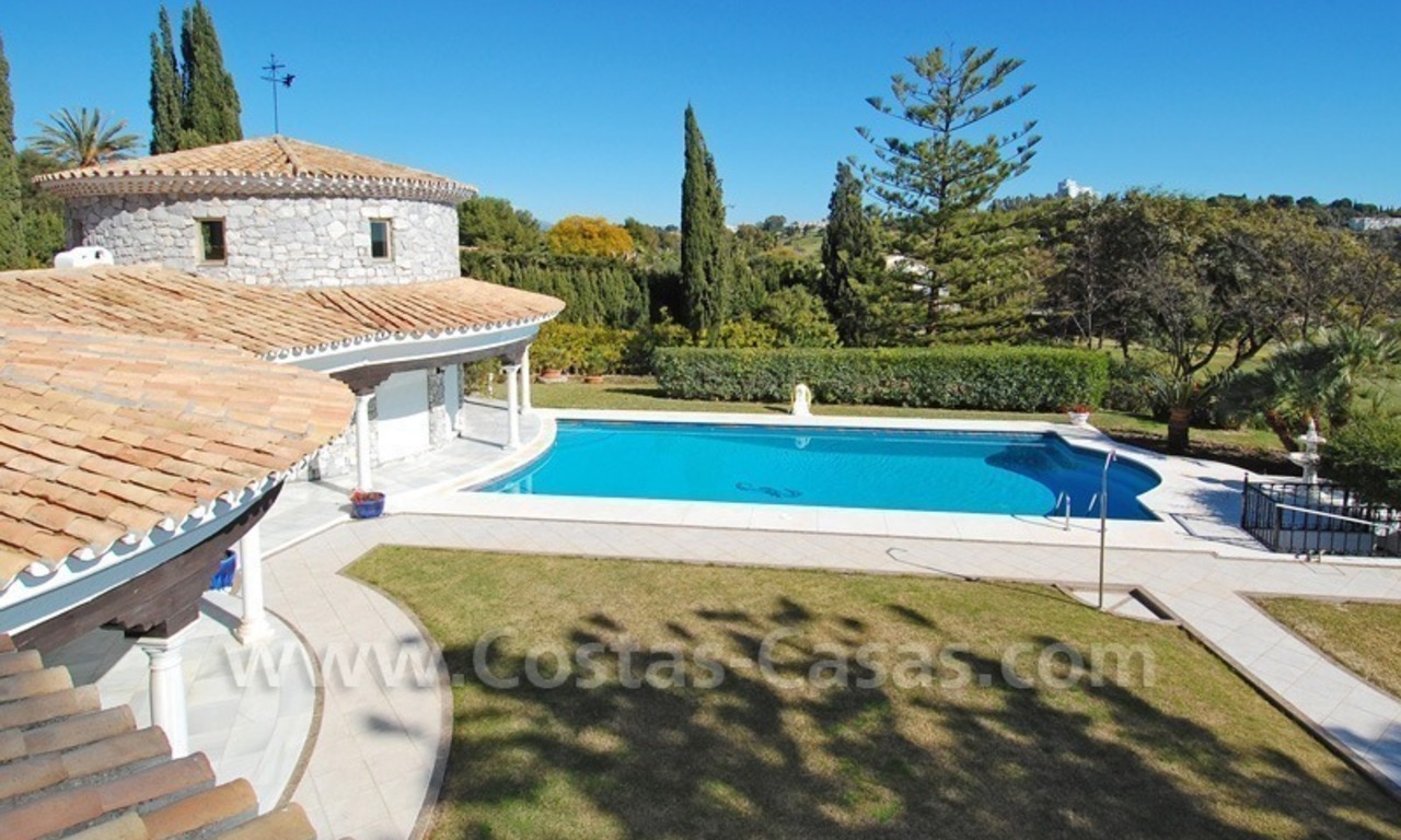 Villa de estilo andaluz situada en primera línea de golf a la venta en Estepona - Marbella 24