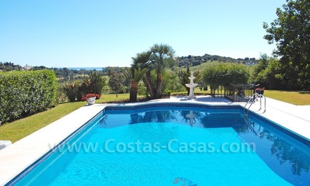 Villa de estilo andaluz situada en primera línea de golf a la venta en Estepona - Marbella 5