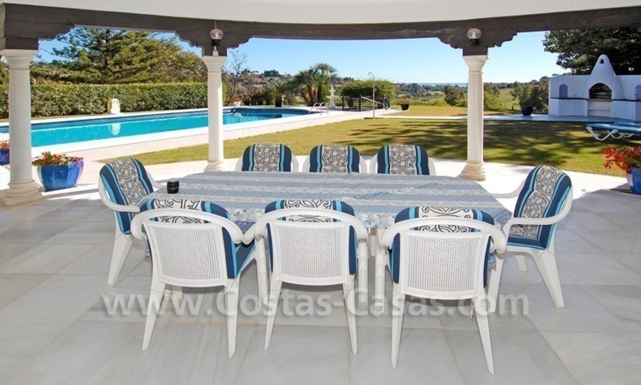 Villa de estilo andaluz situada en primera línea de golf a la venta en Estepona - Marbella 6