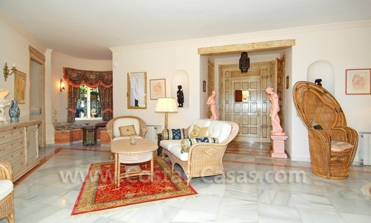 Villa de estilo andaluz situada en primera línea de golf a la venta en Estepona - Marbella 11