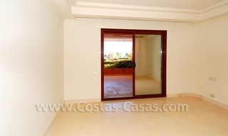 Apartamento de lujo, primera línea de playa a la venta, complejo frontal al mar, Nueva Milla de Oro, Marbella - Estepona 7