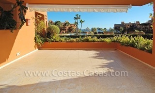 Apartamento de lujo, primera línea de playa a la venta, complejo frontal al mar, Nueva Milla de Oro, Marbella - Estepona 1